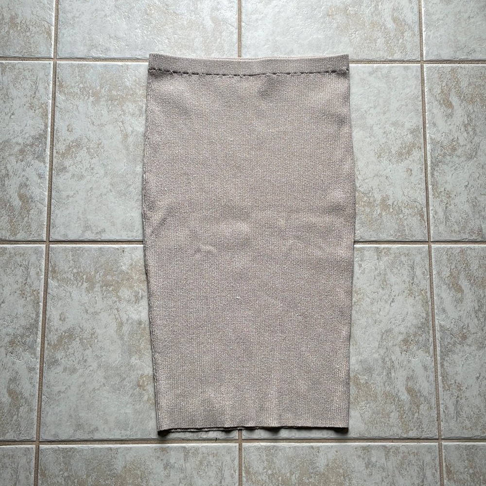 Knit pencil skirt with excellent stretch for extra comfort